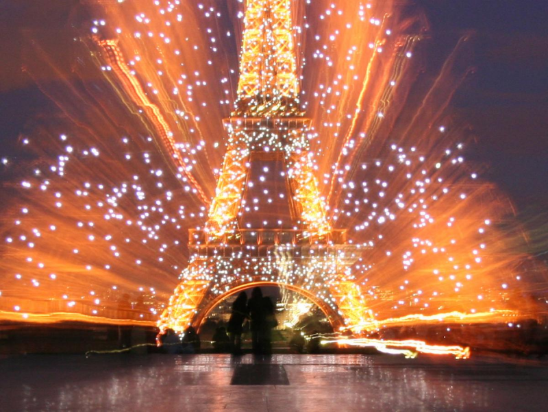 Новогоднее небо Парижа